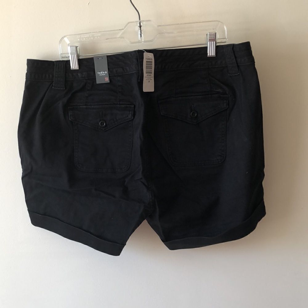 Torrid 3.5” Military Stretch Twill Mid-rise Short Size 18 NWT Deep black - Picture 2 of 8